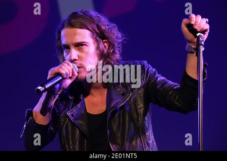 Julien Dore en direct lors du 50e anniversaire de l'Inter-France, qui s'est tenu à la Gaite lyrique à Paris, en France, le 8 décembre 2013. Photo de Audrey Poree/ABACAPRESS.COM Banque D'Images