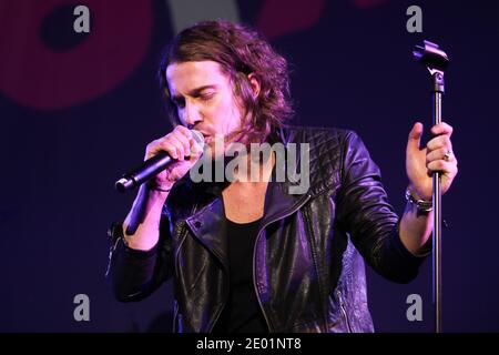 Julien Dore en direct lors du 50e anniversaire de l'Inter-France, qui s'est tenu à la Gaite lyrique à Paris, en France, le 8 décembre 2013. Photo de Audrey Poree/ABACAPRESS.COM Banque D'Images