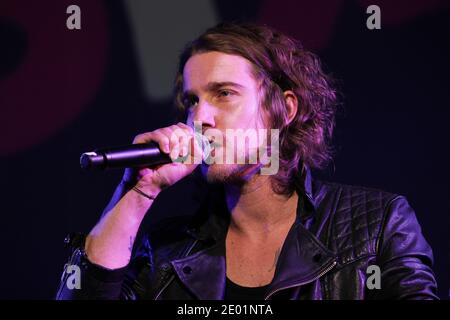 Julien Dore en direct lors du 50e anniversaire de l'Inter-France, qui s'est tenu à la Gaite lyrique à Paris, en France, le 8 décembre 2013. Photo de Audrey Poree/ABACAPRESS.COM Banque D'Images