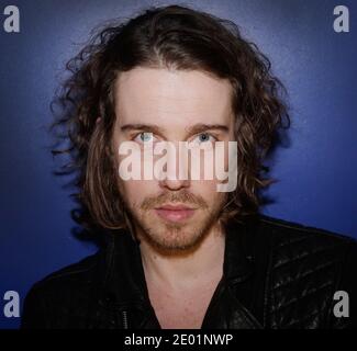 Exclusif - Julien Dore pose à l'occasion du 50ème anniversaire de France Inter qui s'est tenu à 'Gaite lyrique' à Paris, France, le 08 décembre 2013. Photo de Jerome Domine/ABACAPRESS.COM Banque D'Images