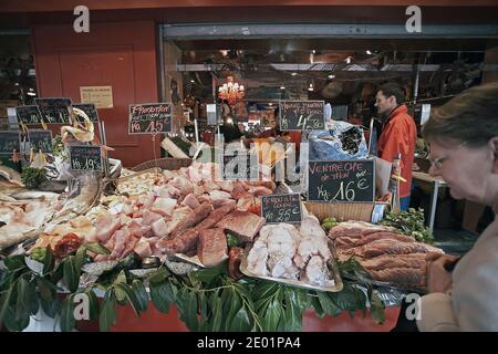 Fishmonger à la Marche Bastille un des plus grands marchés de Paris. Banque D'Images