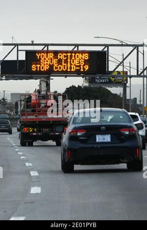 Un forum Caltrans est vu avec les mots "vos actions sauver des vies Stop COVID-19" dans le contexte de la pandémie mondiale de coronavirus le jeudi 24 décembre 202 Banque D'Images