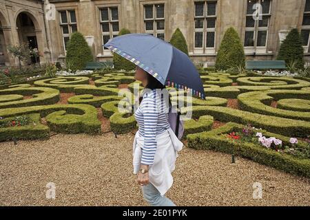 FRANCE / Paris / le Marais / fille à parapluie au Musée Carnavalet, ces maisons en rondins du Marais construites en 1548 avec de beaux jardins. Banque D'Images