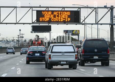 Un forum Caltrans est vu avec les mots "vos actions sauver des vies Stop COVID-19" dans le contexte de la pandémie mondiale de coronavirus le jeudi 24 décembre 202 Banque D'Images