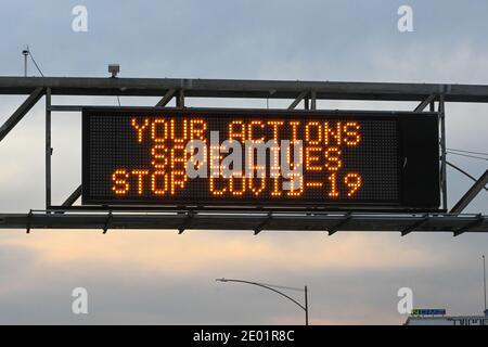 Un forum Caltrans est vu avec les mots "vos actions sauver des vies Stop COVID-19" dans le contexte de la pandémie mondiale de coronavirus le jeudi 24 décembre 202 Banque D'Images