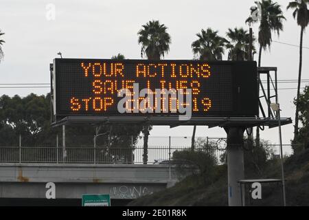 Un forum Caltrans est vu avec les mots "vos actions sauver des vies Stop COVID-19" dans le contexte de la pandémie mondiale de coronavirus le jeudi 24 décembre 202 Banque D'Images