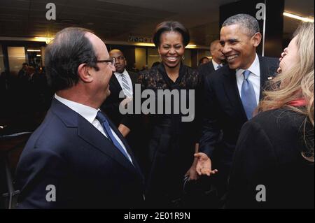 Le président français François Hollande et sa compagne Valérie Trierweiler rencontrent le président américain Barack Obama à côté de Michelle Obama lors de leur arrivée au stade de football de Johannesburg, pour assister au service commémoratif du président sud-africain Nelson Mandela le 10 décembre 2013. Mandela, l'icône vénérée de la lutte contre l'apartheid en Afrique du Sud et l'une des figures politiques dominantes du XXe siècle, meurt à Johannesburg le 5 décembre à l'âge de 95 ans. Distribuez la photo par Elmond Jiyane/GCIS/ABACAPRESS.COM Banque D'Images