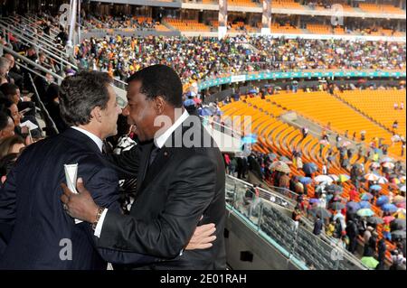 La photo distribuée par le système de communication et d'information du gouvernement (GCIS) montre l'ancien président français Nicolas Sarkozy qui embrasse le président du Bénin Thomas bony Yayhi pour assister au service commémoratif du président sud-africain Nelson Mandela, au stade de la ville de football de Johannesburg, en Afrique du Sud, le 10 décembre 2013. Mandela, l'icône vénérée de la lutte contre l'apartheid en Afrique du Sud et l'une des figures politiques dominantes du XXe siècle, meurt à Johannesburg le 5 décembre à l'âge de 95 ans. Distribuez la photo par Elmond Jiyane/GCIS/ABACAPRESS.COM Banque D'Images