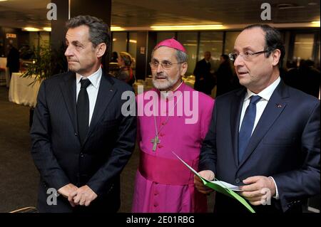 Une photo publiée par le système de communication et d'information du gouvernement (GCIS) montre l'ancien président français Nicolas sarkoy et le président français François Hollande debout avec l'évêque français Emmanuel Lafont, à leur arrivée au stade de football de Johannesburg, Assister au service commémoratif du président sud-africain Nelson Mandela le 10 décembre 2013. Mandela, l'icône vénérée de la lutte contre l'apartheid en Afrique du Sud et l'une des figures politiques dominantes du XXe siècle, meurt à Johannesburg le 5 décembre à l'âge de 95 ans. Distribuez la photo par Elmond Jiyane/GCIS/ABACA Banque D'Images