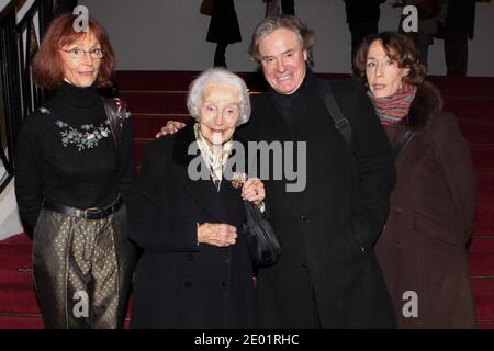 Gisele Casadesus et ses enfants Beatrice Casadesus, Dominique Probst et Martine Pascal arrivant à une performance de 4 ... Ou les Saisons d'une vie, composé par Dominique Probst tenu à la salle Pleyel à Paris, le 10 décembre 2013. Casadesus a 100 ans en juin 2014. Photo de Audrey Poree/ABACAPRESS.COM Banque D'Images