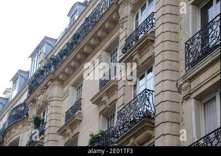 Vue prise le 12 décembre 2013 du bâtiment où vivait à Paris le photographe britannique Kate Barry. Barry, fille de la chanteuse-actrice Jane Birkin, est décédée mercredi après avoir été tombée du quatrième étage de son immeuble parisien. Barry, 46 ans, est tombé de chez elle dans un quartier chic de la capitale française. Elle est apparemment tombée d'une fenêtre. Barry vivait seul dans l'appartement qui était fermé de l'intérieur. Des antidépresseurs ont été trouvés à la maison, selon la source. Barry était la fille de Birkin d'origine britannique et le compositeur britannique John Barry, célèbre pour avoir écrit des thèmes de film James Bond, qui Banque D'Images