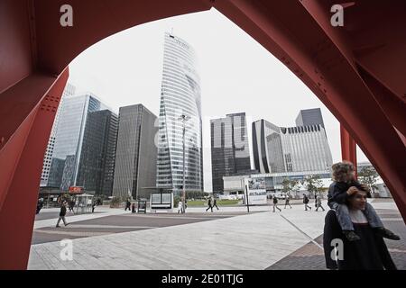 : The Red Spider Araignee Rouge Modern Art Sculpture d'Alexander Calder à la Défense, Paris, France, Europe Banque D'Images