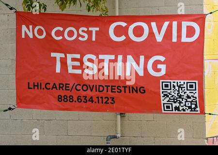 La signalisation à l'extérieur du centre communautaire Henry V Lozano fait la promotion du dépistage du coronavirus LHI Care, le jeudi 24 décembre 2020 à Desert Hot Springs, en Californie (Dyla Banque D'Images