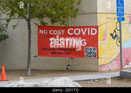 La signalisation à l'extérieur du centre communautaire Henry V Lozano fait la promotion du dépistage du coronavirus LHI Care, le jeudi 24 décembre 2020 à Desert Hot Springs, en Californie (Dyla Banque D'Images