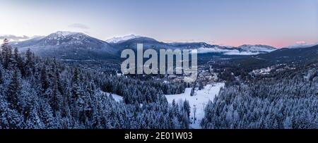 Vue aérienne du village de Whistler et des pistes de ski au coucher du soleil. Banque D'Images