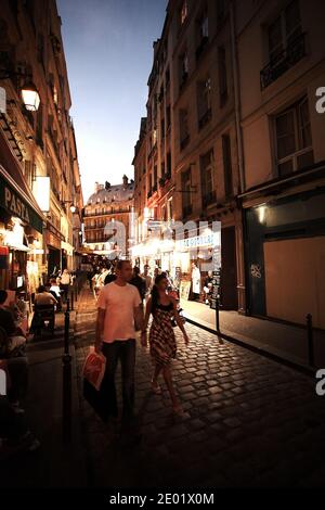 FRANCE / IIe-de-France/Paris/ Coupél marche dans le quartier Latin la nuit . Banque D'Images