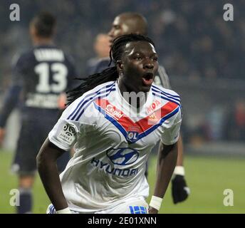 Le Bafetimbi Gomis d'Ol' s célèbre après avoir obtenu son score lors du match de football de la première Ligue française, l'Olympique Lyonnais contre l'Olympique de Marseille au Stade Gerland de Lyon, France, le 15 décembre 2013. La correspondance s'est terminée par un tirage de 2-2. Photo de Vincent Dargent/ABACAPRESS.COM Banque D'Images