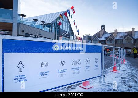 WHISTLER, C.-B., CANADA - DEC 27, 2020: Covid 19 signes de santé dans le village de Whistler. Banque D'Images