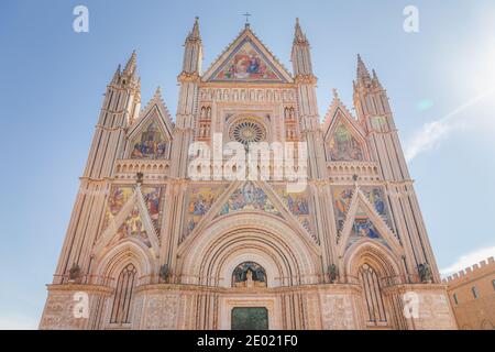 La façade spectaculaire du XIVe siècle du Duomo catholique romain d'Orvieto, au sommet de la colline de la ville ombrienne d'Orvieto, en Italie Banque D'Images