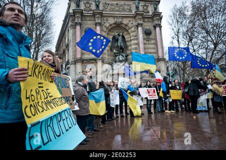 Rassemblement ukrainien pro-UE sur la place Saint-Michel, à Paris, France, le 22 décembre 2013. Photo de Nicolas Messyasz/ABACAPRESS.COM Banque D'Images