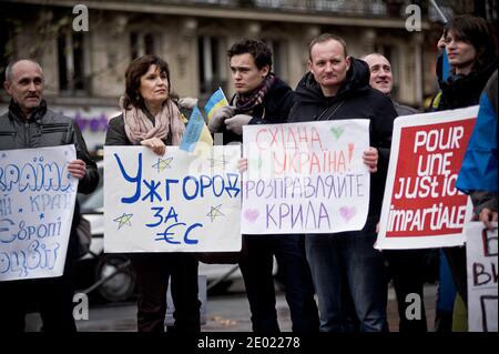 Rassemblement ukrainien pro-UE sur la place Saint-Michel, à Paris, France, le 22 décembre 2013. Photo de Nicolas Messyasz/ABACAPRESS.COM Banque D'Images