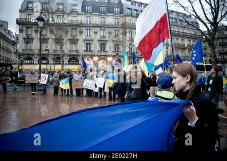 Rassemblement ukrainien pro-UE sur la place Saint-Michel, à Paris, France, le 22 décembre 2013. Photo de Nicolas Messyasz/ABACAPRESS.COM Banque D'Images