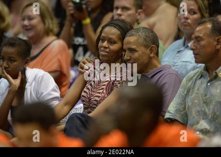 LE président AMÉRICAIN Barack Obama et la première dame Michelle Obama avec leurs filles Malia et Sasha participent au match de basketball de l'université d'État de l'Oregon contre Akron au tournoi Diamond Head Classic au Manoa Stan Sheriff Centre à Honolulu, Hawaii, Etats-Unis, le 22 décembre 2013. L'État de l'Oregon est entraîné par le frère de Michelle Obama, Craig Robinson. Photo de Cory Lum/ABACAPRESS.COM Banque D'Images