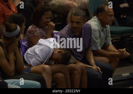 LE président AMÉRICAIN Barack Obama et la première dame Michelle Obama avec leurs filles Malia et Sasha participent au match de basketball de l'université d'État de l'Oregon contre Akron au tournoi Diamond Head Classic au Manoa Stan Sheriff Centre à Honolulu, Hawaii, Etats-Unis, le 22 décembre 2013. L'État de l'Oregon est entraîné par le frère de Michelle Obama, Craig Robinson. Photo de Cory Lum/ABACAPRESS.COM Banque D'Images