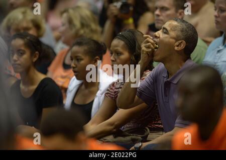 LE président AMÉRICAIN Barack Obama et la première dame Michelle Obama avec leurs filles Malia et Sasha participent au match de basketball de l'université d'État de l'Oregon contre Akron au tournoi Diamond Head Classic au Manoa Stan Sheriff Centre à Honolulu, Hawaii, Etats-Unis, le 22 décembre 2013. L'État de l'Oregon est entraîné par le frère de Michelle Obama, Craig Robinson. Photo de Cory Lum/ABACAPRESS.COM Banque D'Images