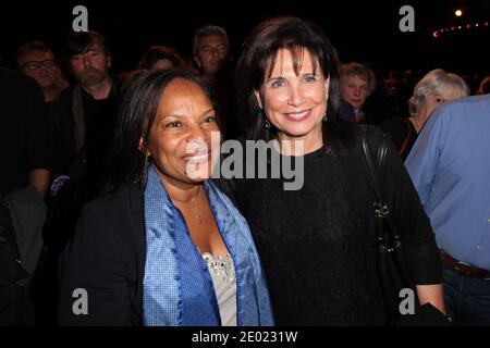 La ministre française de la Justice, Christiane Taubira, et Anne Sinclair, assistaient au spectacle du dernier homme de Guy Bedos 'la der des der' qui s'est tenu à la salle de concert Olympia à Paris, en France, le 23 décembre 2013. Photo de Audrey Poree/ABACAPRESS.COM Banque D'Images