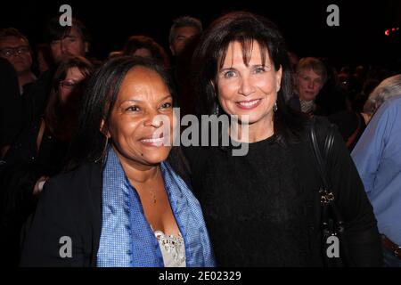 La ministre française de la Justice, Christiane Taubira, et Anne Sinclair, assistaient au spectacle du dernier homme de Guy Bedos 'la der des der' qui s'est tenu à la salle de concert Olympia à Paris, en France, le 23 décembre 2013. Photo de Audrey Poree/ABACAPRESS.COM Banque D'Images