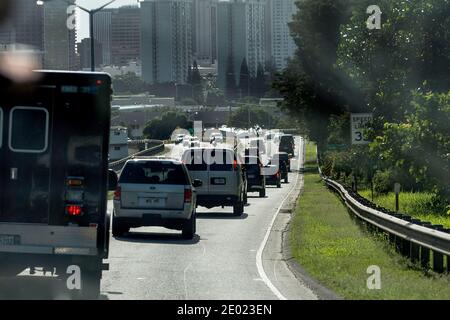 LE cortège DU président AMÉRICAIN Barack Obama parcourt la Pali Highway le 30 décembre 2013 à Honolulu, Hawaï, États-Unis. La première famille est à Hawaï pendant les vacances d'hiver. Photo de Kent Nishimura/Pool/ABACAPRESS.COM Banque D'Images