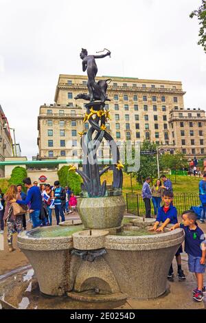 Beaucoup de voyageurs Fontaine et statue de la déesse Diana en face de la station de métro Green Park sortie.Piccadilly et La promenade piétonne Queen's Walk, Londres Banque D'Images