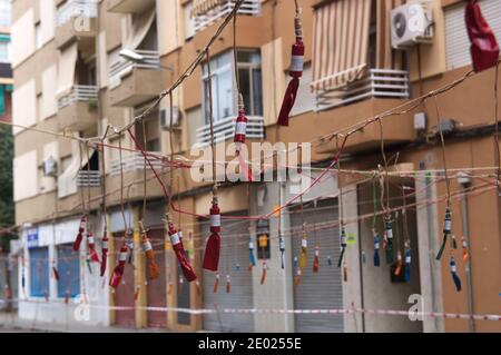 Détail des masclets ou des fusées qui vont être tiré pendant une mascleta dans une rue pendant le Fêtes de Fallas à Valence Banque D'Images