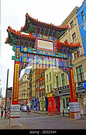 Vue sur le quartier chinois haut en couleur avec des dizaines de restaurants chinois, des boutiques et des sites ornés tels que Chinatown Gate.Londres, Royaume-Uni, août 2016 Banque D'Images