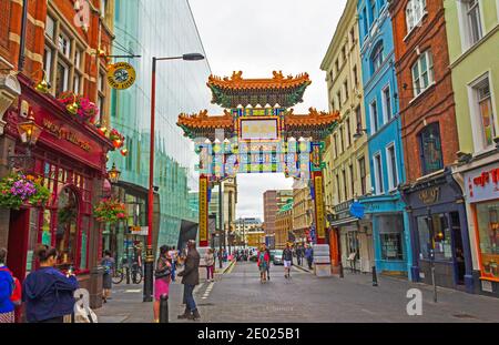 Vue sur le quartier chinois haut en couleur avec des dizaines de restaurants chinois, des boutiques et des sites ornés tels que Chinatown Gate.Londres, Royaume-Uni, août 2016 Banque D'Images