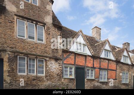 Le village historique et bien conservé de Lacock, dans le comté de Wiltshire, est un arrêt touristique populaire. Banque D'Images