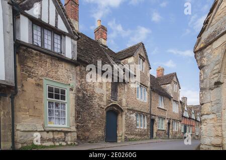 Le village historique et bien conservé de Lacock, dans le comté de Wiltshire, est un arrêt touristique populaire. Banque D'Images