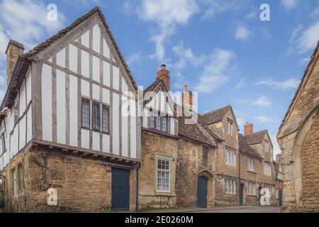 Le village historique et bien conservé de Lacock, dans le comté de Wiltshire, est un arrêt touristique populaire. Banque D'Images