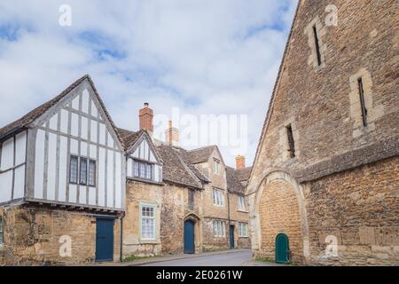 Le village historique et bien conservé de Lacock, dans le comté de Wiltshire, est un arrêt touristique populaire. Banque D'Images