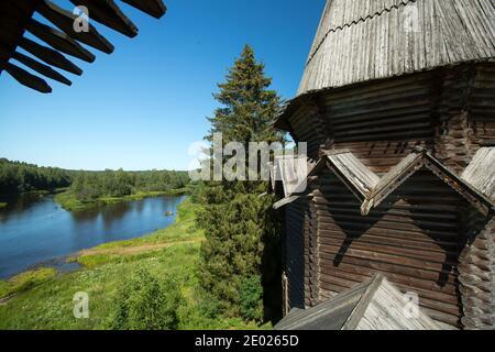 Fragment d'une ancienne église en bois dans le nord de la Russie. Banque D'Images