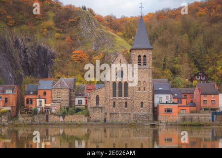 L'église Saint-Paul le long de la Meuse dans la ville pittoresque de Dinant, en Belgique, le jour de l'automne. Banque D'Images
