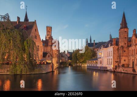 Bruges, Belgique - 10 2014 novembre : Bruges, Belgique dans une soirée de novembre fraîche après le coucher du soleil. Banque D'Images