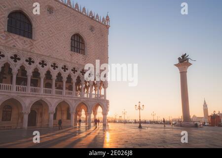 Les rayons du soleil du matin traversent les arches des Doges Palais de Venise Banque D'Images