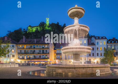 Ljubljana, Slovénie - octobre 12 2014 : une fontaine au crépuscule au cœur de la capitale slovène Ljubljana, avec le château de Ljubljana à pe Banque D'Images