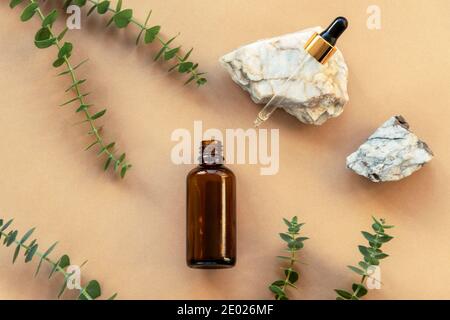 Cosmétiques naturels biologiques. Bouteille en verre noir d'huile cosmétique avec compte-gouttes. Aromathérapie et concept de spa à la maison. Vue de dessus Banque D'Images