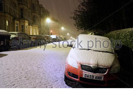 Édimbourg, Écosse, Royaume-Uni. 29 décembre 2020. Heavy Snow à Edinburgh la nouvelle ville et le centre-ville commencent à minuit. Prévisions de neige et de glace intermittentes pour mardi matin. Crédit : Craig Brown/Alay Live News Banque D'Images