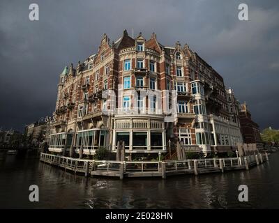 Célèbre façade de l'architecture historique d'Amsterdam bâtiment de maison de style Hôtel De leurope en Hollande pays-Bas Banque D'Images