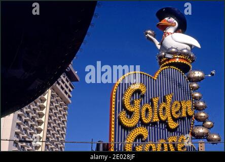 Panneau pour le Golden Goose Casino sur Fremont Street dans le centre-ville de Las Vegas, Nevada vers les années 1970, Banque D'Images