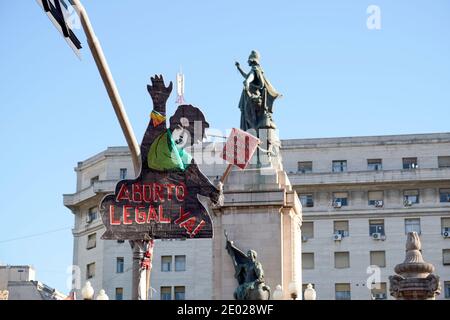 Buenos Aires, Argentine; 10 décembre 2020: Affiche pour la défense de l'avortement légal, lors d'un rassemblement massif devant le Congrès national Banque D'Images